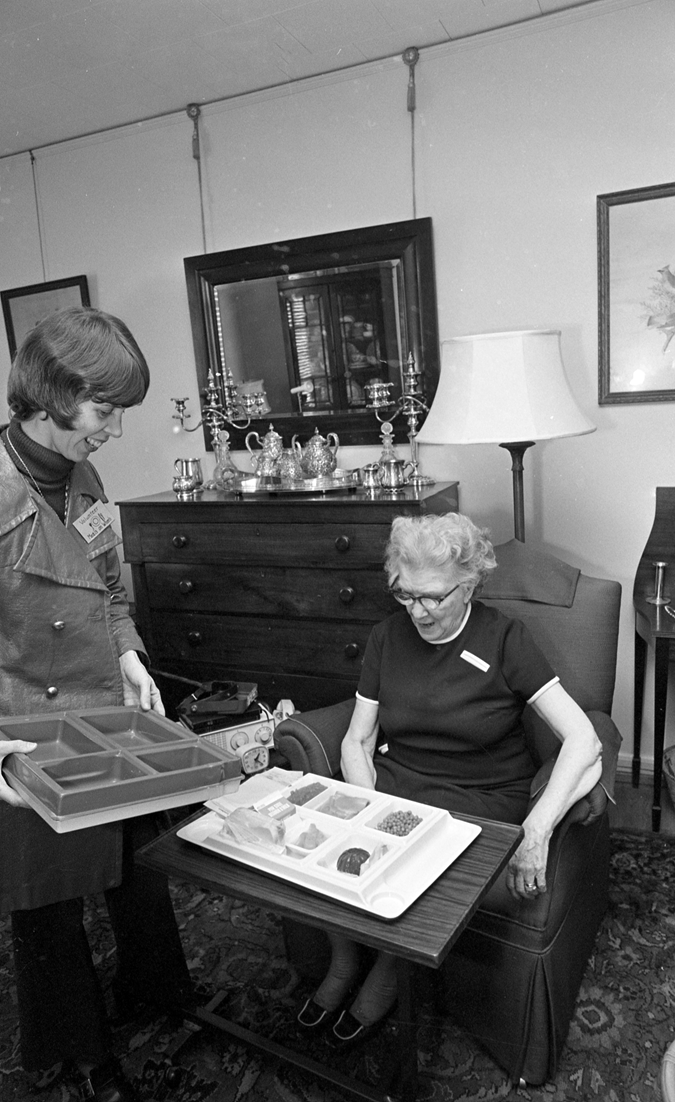 1974: Juliette Singleton delivering the first ever meal to Mrs. Ellen Dortch Shore.
