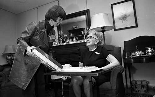 1974: Juliette Singleton delivering the first ever meal to Mrs. Ellen Dortch Shore.